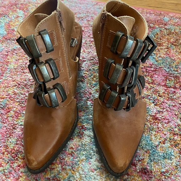 N.Y.L.A. Western Block Heel Ankle Bootie - Picture 3 of 6